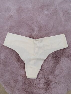 Victoria’s Secret No Show Seamless Thong Panty L